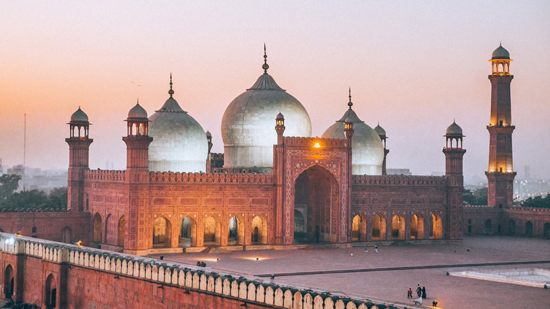 Badshahi Mosque . Photo Credit ©   thediaryofanomad.com