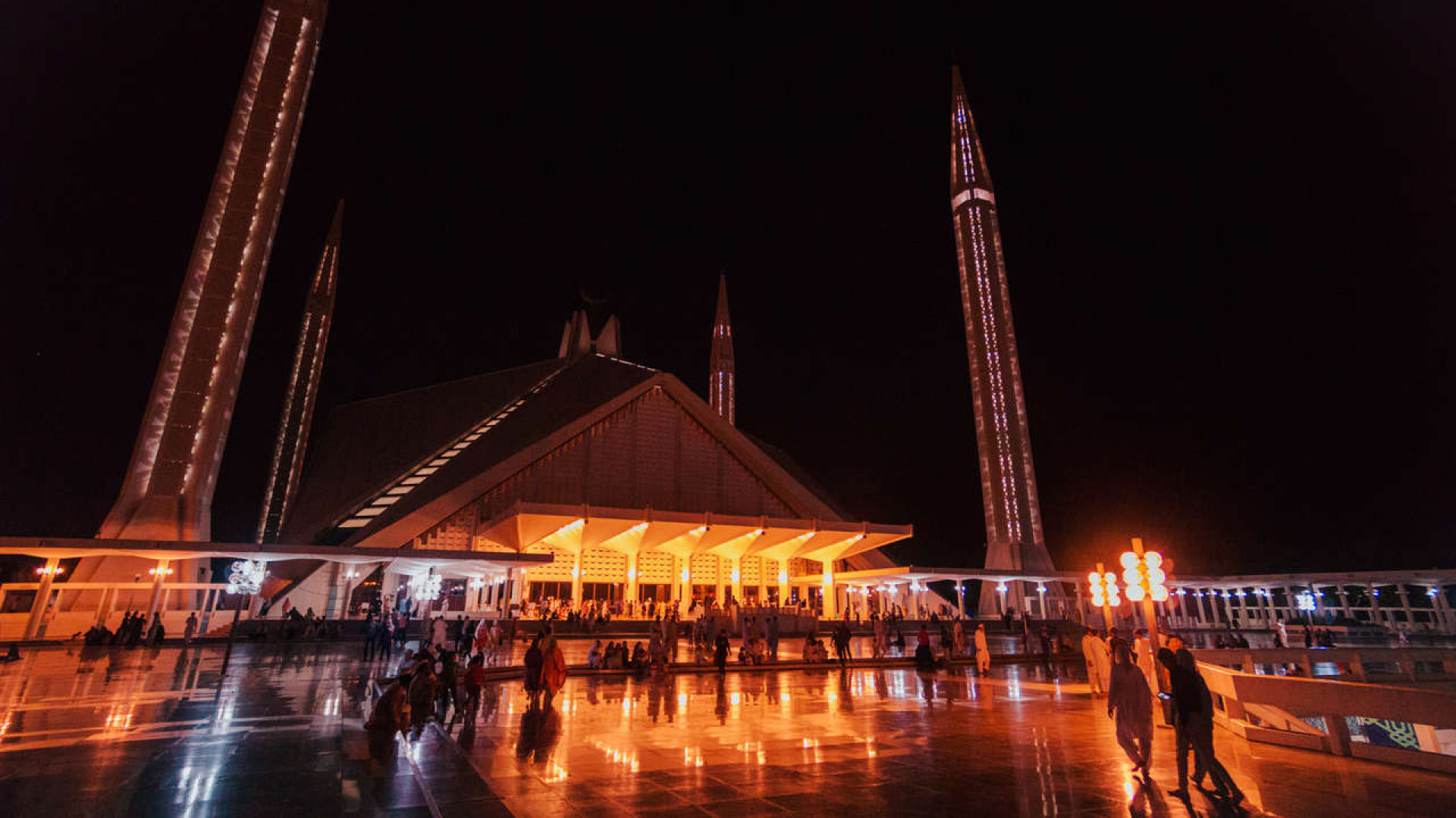 Faisal Mosque. Photo Credit ©   Pete R. / bucketlistly.blog